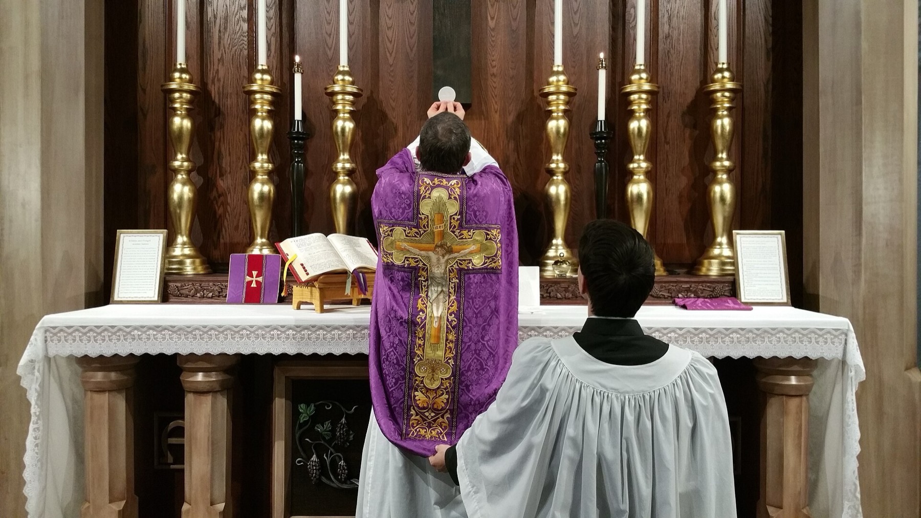 An altar at a Traditional Latin Mass, celebrated ad orientem.