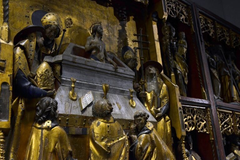 Gilded carved altarpiece: St. Gregory kneels at an altar with chalice, missal and candlesticks while Christ, crowned with thorns, rises above it, with cardinals and a bishop looking on.